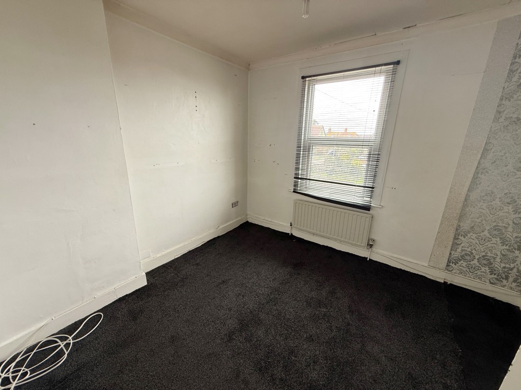 Lot: 107 - FOUR-BEDROOM DETACHED HOUSE FOR REFURBISHMENT - Bedroom 3